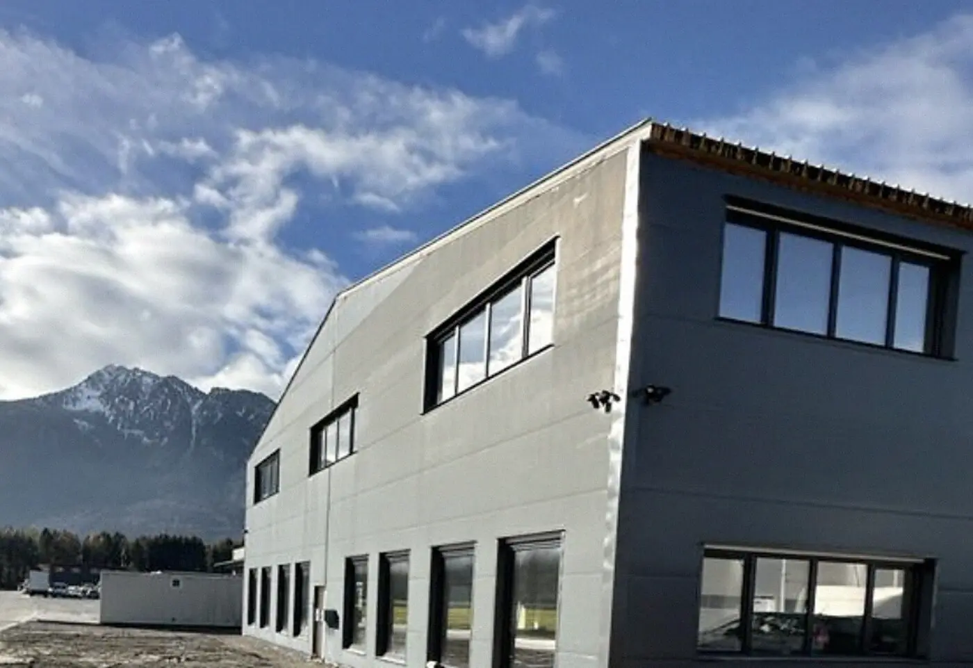 Vue de la halle avec les Alpes en arrière-plan