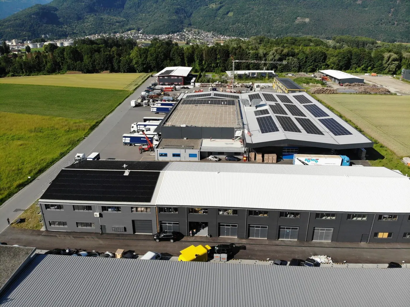 Vue aérienne du bâtiment dans la plaine du Rhône