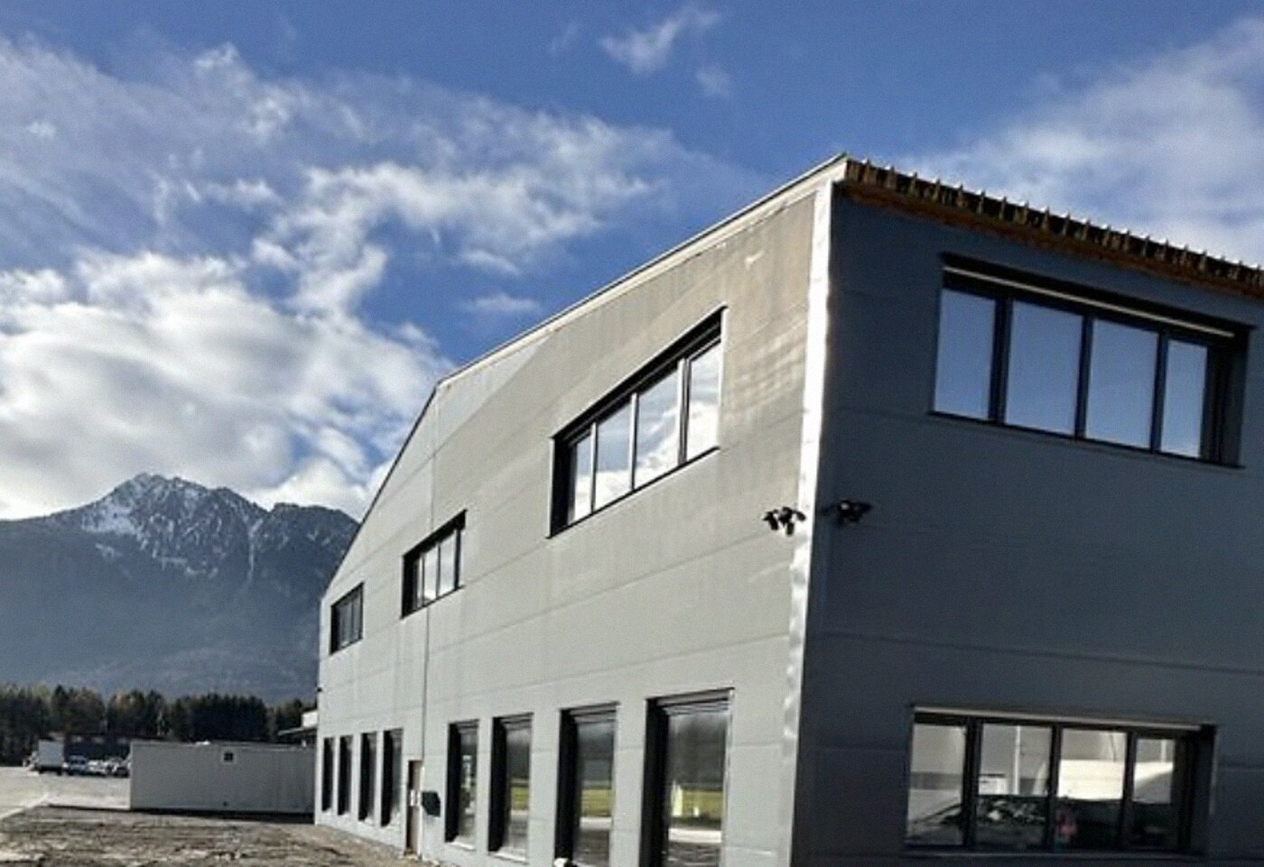Vue de la halle avec les Alpes en arrière-plan